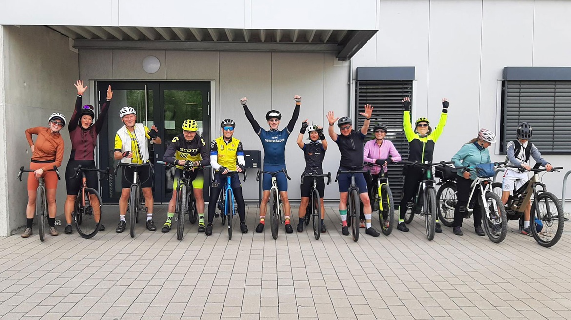 Gruppenbild von den Teilnehmern der azzurro-Radausfahrt vor dem Studio